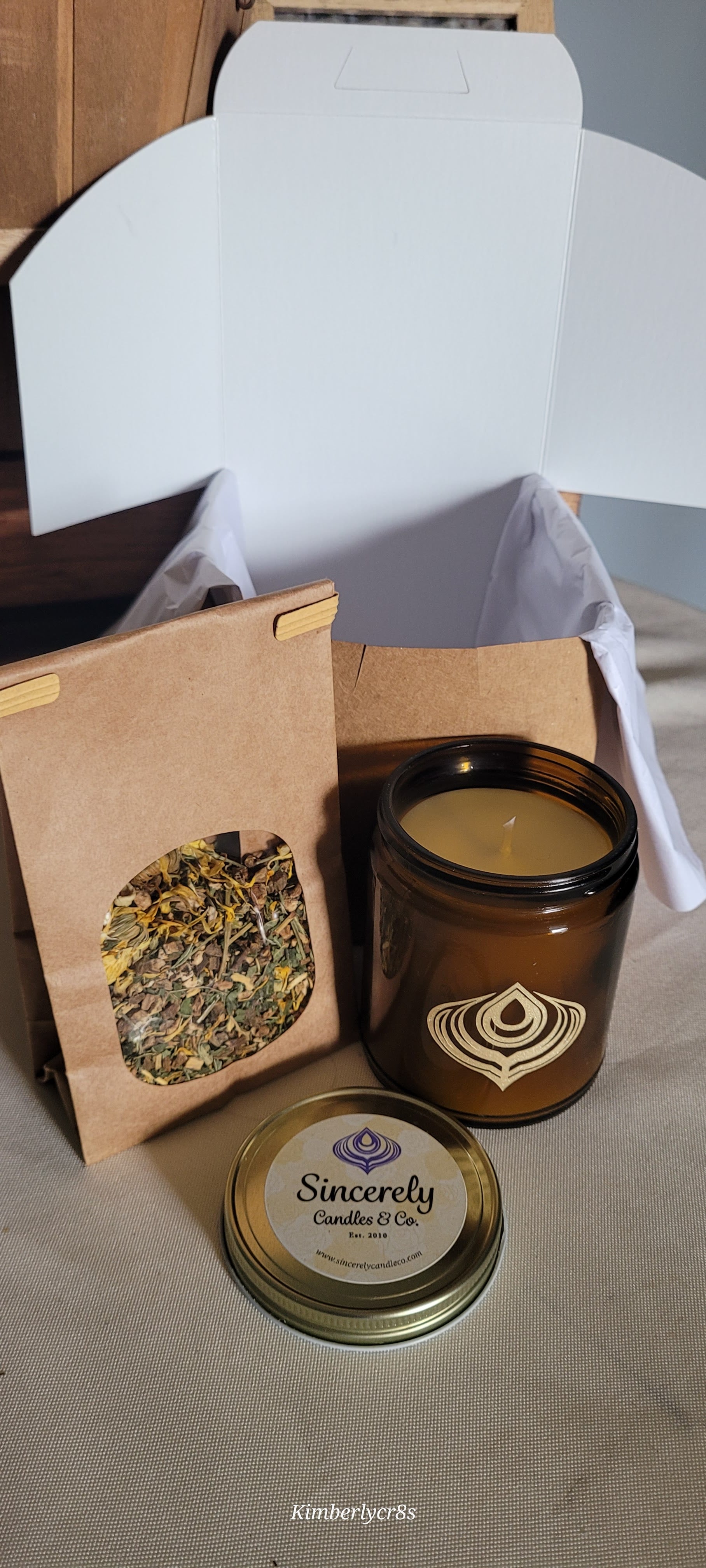 Candle with decorative lid and packaging, with a bag of calendula